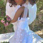 En Manos de Bruja creamos y diseñamos ropita, zapatos y complementos para tus muñecas.