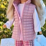 En Manos de Bruja creamos y diseñamos ropita, zapatos y complementos para tus muñecas.