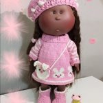 Soy una creadora que diseña modelos únicos sin inspiración externa, especialmente para muñecas. Mi amor por las manualidades y las muñecas se originó en mi infancia, y en 2016 comencé a confeccionar ropa para ellas, tras años de trabajar en diversas técnicas como ganchillo, punto y goma Eva.