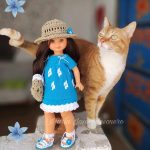 Soy una creadora que diseña modelos únicos sin inspiración externa, especialmente para muñecas. Mi amor por las manualidades y las muñecas se originó en mi infancia, y en 2016 comencé a confeccionar ropa para ellas, tras años de trabajar en diversas técnicas como ganchillo, punto y goma Eva.