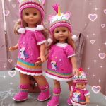 Soy una creadora que diseña modelos únicos sin inspiración externa, especialmente para muñecas. Mi amor por las manualidades y las muñecas se originó en mi infancia, y en 2016 comencé a confeccionar ropa para ellas, tras años de trabajar en diversas técnicas como ganchillo, punto y goma Eva.