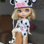 Soy una creadora que diseña modelos únicos sin inspiración externa, especialmente para muñecas. Mi amor por las manualidades y las muñecas se originó en mi infancia, y en 2016 comencé a confeccionar ropa para ellas, tras años de trabajar en diversas técnicas como ganchillo, punto y goma Eva.