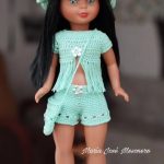 Soy una creadora que diseña modelos únicos sin inspiración externa, especialmente para muñecas. Mi amor por las manualidades y las muñecas se originó en mi infancia, y en 2016 comencé a confeccionar ropa para ellas, tras años de trabajar en diversas técnicas como ganchillo, punto y goma Eva.