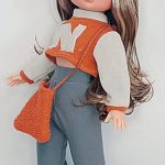 Apasionado de las muñecas y la moda desde pequeño, heredando el talento de su abuela para la costura. Inspirado en viajes a lugares como India y Tailandia, fusiona la moda actual con un toque retro. Crea diseños únicos a partir de bocetos, utilizando telas sostenibles siempre que es posible. ¡Descubre su colección de muñecas fashion con estilo propio!