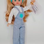 Apasionado de las muñecas y la moda desde pequeño, heredando el talento de su abuela para la costura. Inspirado en viajes a lugares como India y Tailandia, fusiona la moda actual con un toque retro. Crea diseños únicos a partir de bocetos, utilizando telas sostenibles siempre que es posible. ¡Descubre su colección de muñecas fashion con estilo propio!