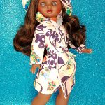 Apasionado de las muñecas y la moda desde pequeño, heredando el talento de su abuela para la costura. Inspirado en viajes a lugares como India y Tailandia, fusiona la moda actual con un toque retro. Crea diseños únicos a partir de bocetos, utilizando telas sostenibles siempre que es posible. ¡Descubre su colección de muñecas fashion con estilo propio!