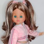 Apasionado de las muñecas y la moda desde pequeño, heredando el talento de su abuela para la costura. Inspirado en viajes a lugares como India y Tailandia, fusiona la moda actual con un toque retro. Crea diseños únicos a partir de bocetos, utilizando telas sostenibles siempre que es posible. ¡Descubre su colección de muñecas fashion con estilo propio!